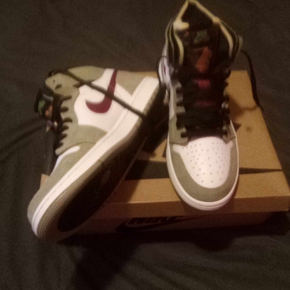 Men's Retro 1 Jordan Tan/White/Burgundy Size 10 - Picture 7 of 11